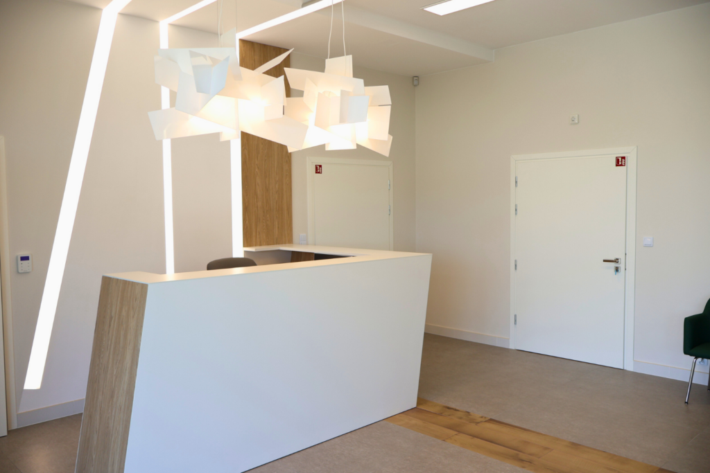Jasne wnętrze recepcji Gynevo Clinic